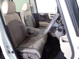 フロントシートはベンチシートです、運転席と助手席の移動が簡単です。真ん中にはアームレストも装備されています! また運転席シートの高さも調整できます。