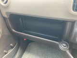 運転席からも手が届いて、使い勝手の良い収納スペースが設けられています。