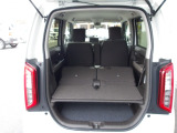 リア席を倒せば広々とした空間の出来上がり!荷物が沢山載せられます!
