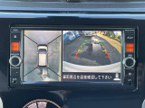 アラウンドビューモニターです。上空からお車の周りを見る感覚で表示されますので、車庫入れも簡単