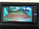 【バックモニター】 駐車時に車両後方の様子を見ることができるので、運転の不安を軽くします。