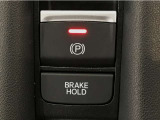 指先の操作でパーキングブレーキの「作動と解除」が行うことができる装備。ブレーキペダルから足を離しても停止し続けてくれるオートブレーキホールド機能。信号待ちなどの際には便利。ECO運転で低燃費走行♪
