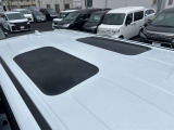 【サンルーフ】車内に自然光が差し込み、後席まで明るく心地よい空間に。青空や星空を眺めながらのドライブは、思い出づくりの時間へと変えてくれる装備です♪