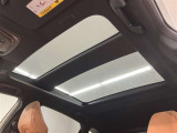 後部座席まで広がるパノラマルーフを搭載!とても開放的で明るく、室内が広く感じます。(ガラスは開閉しません)