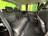 後部座席も気になるようなキズ・汚れやへたり等、大きなダメージはなく、良好な状態です。