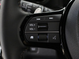 【ステアリングスイッチ】ハンドルにオーディオリモコンスイッチが装備されています。視点をそらすことなく、ボリューム調整・モード切替・放送局・曲飛ばしなどが可能です。
