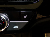 【シートヒーター】シートヒーター装備車です。寒い冬に乗車中とても暖かく快適に移動できます。冷え性の方にピッタリの装備です!