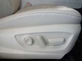 パワーシート搭載。微妙な調整が手軽にでき、ピッタリのポジションで運転することが可能です。