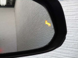 隣車線を走る車両をレーダーで検知し、ドアミラーでは確認しにくい後側方エリアに存在する車両に加え、急接近してくる車両も検知します。車両を検知するとドアミラーに搭載されたLEDインジケーターが点灯します。