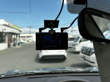 安心・安全なカーライフに必須のドライブレコーダーを装備!走行中はもちろん、あおり運転や事故に遭遇した際の状況も映像で記録し、万一のリスクに備えます。