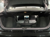 トランクスペースは、リアシートの背もたれを倒せば長モノを入れることも可能ですよ!