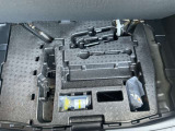 トランク下部には、パンク修理剤が入っています。