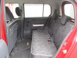 リヤシートも全車消毒済み。足元も軽とは思えない広さがあります。ドアには小物を収納できる便利な【リヤポケット】付。