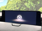 【12.3インチマツダコネクト】車内の雰囲気にマッチした大型ディスプレイ。スマホ接続でのナビ使用やBluetooth再生等、様々な機能が楽しめます。直感的なダイヤル操作が可能で、使い勝手も良好です。