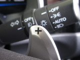 マニュアル車のような感覚で、ワインディングロードでも車を操れるパドルシフト付きです。長い下り坂でのエンジンブレーキや、高速道路の合流の際の加速も思いのままです。
