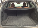 トランクの広さは、どうです、たくさんの荷物が積めますよ。トノカバー付き。荷室のプライバシーを守ってくれます。見た目もスッキリ、防犯性も高まります。