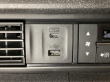 エアコン操作パネルの左側に、スマートフォンなどの充電可能なUSB端子と、音源などの外部入力の可能なUSB端子がついています。移動中に充電もできるので便利です。