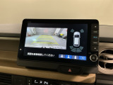 リバースギアに入れるだけで後方の表示へ切り替わります。夜間や雨の日の駐車も楽になりますよ。