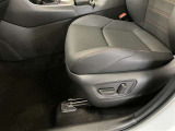 パワーシートなのでシートの位置調整がスムーズです!座面の高さ傾き加減等、快適なポジションで楽しいドライブを!