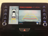 パノラミックビューモニター付きです。車両を上から見たような映像をディスプレイオーディオ画面に表示。運転席からの目視だけでは見にくい、車両周辺の状況をリアルタイムでしっかり確認できます。
