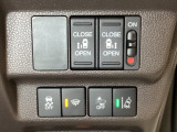 両側電動スライドドアは運転席から操作ができるよう、操作スイッチが付いています。Hondaセンシング用のVSA(ABS+TCS+横滑り抑制)解除と路外逸脱抑制機能のオンオフスイッチなどがあります。