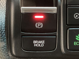 指先の操作でパーキングブレーキの「作動と解除」が行うことができる装備。ブレーキペダルから足を離しても停止し続けてくれるオートブレーキホールド機能。信号待ちなどの際には便利。ECO運転で低燃費走行♪