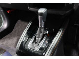 扱いやすい位置に配置されたフロアオートマチックです☆CVTを採用で滑らかでスムーズな走りが楽しめますよ♪