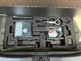 トランクルームのフタを開けると付属の車載工具がございます(^^) 必要に応じて買い足していただくことも可能です!
