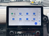 【純正ディスプレイオーディオ】スマホを接続し、地図や音楽アプリを画面上で操作できるのが特徴。従来のナビと異なり地図更新が不要で、安価かつ多機能な現代の車内エンタメの主流装備です。