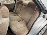 後部席☆厚みのあるシートが時代を感じます☆新車から30年以上経過していますので色褪せやスレ等ございます☆