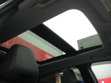パノラミックガラスルーフ 車内に大きな開放感をもたらす広大なガラスはUVカット機能付なので気になる日焼けの心配はご無用です。ワンタッチで開閉できる電動シェードによって室内温や光も調整できます。