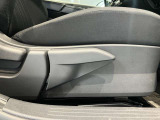 運転席はご自身の適切な運転ポジションへ移動可能なラチェットが付いております。