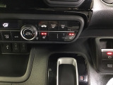 運転席/助手席シートヒーターで寒い日もすぐに温かくなり快適に過ごせます。2段階の温度調整が可能です