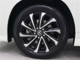 17インチアルミホイール(切削光輝+ブラック塗装)が装着されています。タイヤサイズ205/55R17