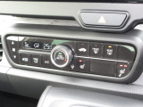 エアコンはオートエアコンでお好みの温度調整が出来、オールシーズン快適にドライブできます!フロントシートの座面に2段階調節のシートヒーターを内蔵。身体を直接温めることができます。