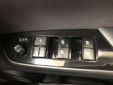 パワーウィンドは今や当たり前の機能ですが、無いと困る機能です。運転席からの操作で、全席の窓を振るオープンにしたり、フルクローズが可能です。