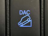 【ダウンヒルアシストコントロールシステム(DAC)】急な下り坂を降下する際でも、システムが安全な速度での走行を維持できるようにブレーキ制御を行いサポートします!オフロード・積雪路などで活躍します!