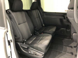 【後部座席】も当然、綺麗・清潔に仕上げております。内装の綺麗なお車は気持ちが良いですし、コンディションのいい車が多いです。これもオススメの1台です。