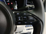 ステアリングには運転中でも簡単に操作できる各種スイッチついてます