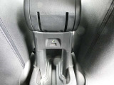 オプションのフロントアームレストの後ろに、後席用のUSB電源ポートをご用意しております