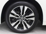 専用18インチアルミホイール(切削光輝+ブラック塗装)が装着されています。タイヤサイズ235/50R18