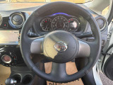 握りやすいステアリングです。