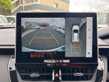【全方位カメラ】自車を真上から見下ろす視点をモニターに映す機能。駐車や離合時の死角を無くして安全を支えます。トヨタ名のパノラミックビュー等、現代の商談では外せない必須の安全装備です。