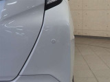 コーナーセンサーを車の前後に装備。障害物までの距離に応じて警告音を変えてお知らせ。縦列駐車時や駐車場・車庫などでの取り回しをサポートします。詳細は販売店スタッフまでおたずねください。