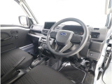 ■視界良好で運転しやすいコックピットです。シンプルで操作性の良いインパネ回りにデザインされ、SUBARUは安全性能に徹底的にまでこだわった視界設計を行っています。