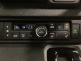 セレクトレバーの左上にオートエアコンがついてますので簡単操作で快適に過ごせます。シートヒータースイッチ内蔵で前席の左右別々に2段階の温度設定ができます。
