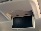 【フリップダウンモニター】大画面モニターで後席でもエンタメをお楽しみいただけます。小さなお子様にも大人気の装備です♪