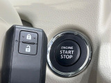 【キーレススタートシステム】カバンやポケットに入れたままでもドアの施錠・解錠が可能なスマートキーを装備。エンジンのオン・オフ時もカギを取り出す必要が無いからとっても便利です♪