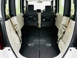 簡単に収納できる後部座席!大空間が出現します!シートアレンジが多彩な点も特徴です!レジャー用品も積み込めます!