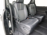 リアシートも厚く、長時間の移動もらくらくです!車種によってはラゲージスペースやトランクへのアクセスも可能!乗り心地・使い勝手共に充実です!!